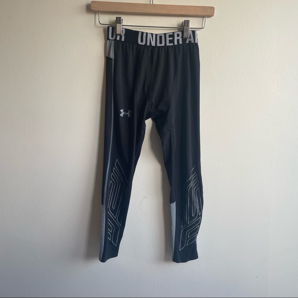 UNDER ARMOUR fitted heat gear . Youth Large